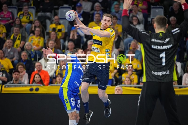 Tim Nothdurft (28; Rhein Neckar Löwen) und Teitur Einarsson (14; VfL Gummersbach) in Aktion