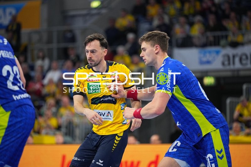 Patrick Groetzki (24; Rhein Neckar Löwen) und Štěpán Zeman (66; VfL Gummersbach) im Zweikampf