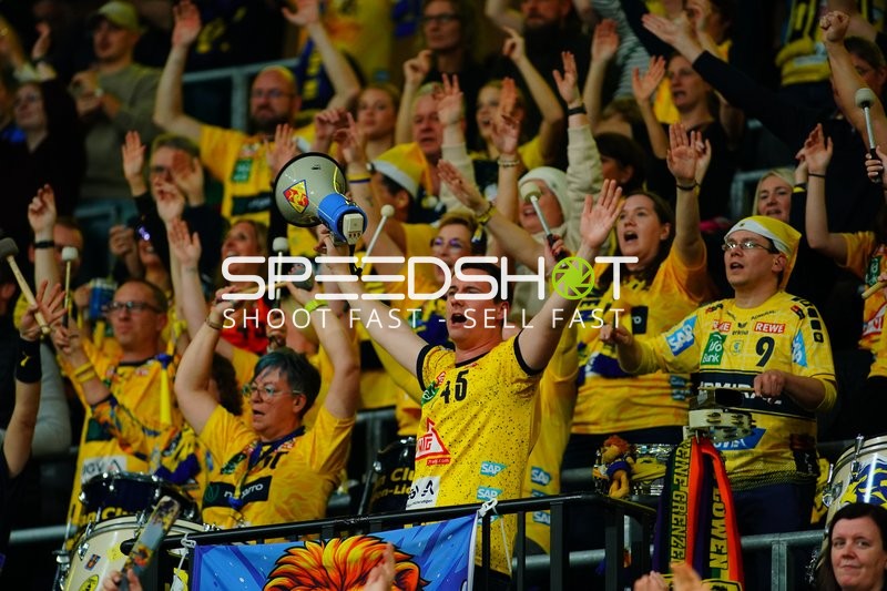 Fans feiern in gelben Trikots