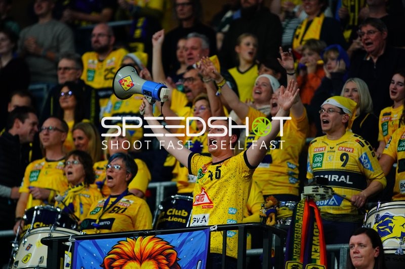 Fans in gelben Trikots feiern