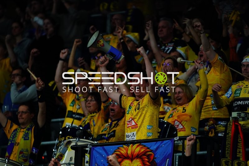 Fans feiern in der SAP Arena