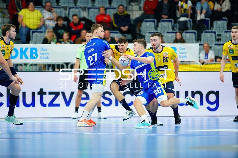 Kristjan Horžen (27; VfL Gummersbach) im Zweikampf mit Steven Plucnar Jacobsen (9; Rhein Neckar Löwen) und weiteren Spielern