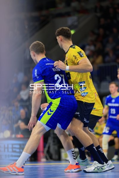 21; VfL Gummersbach und Sebastian Heymann (13; Rhein Neckar Löwen) im Zweikampf