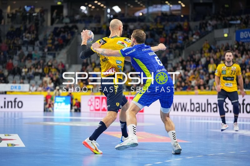 Robert Timmermeister (7; Rhein Neckar Löwen) im Zweikampf mit Tilen Kodrin (5; VfL Gummersbach)