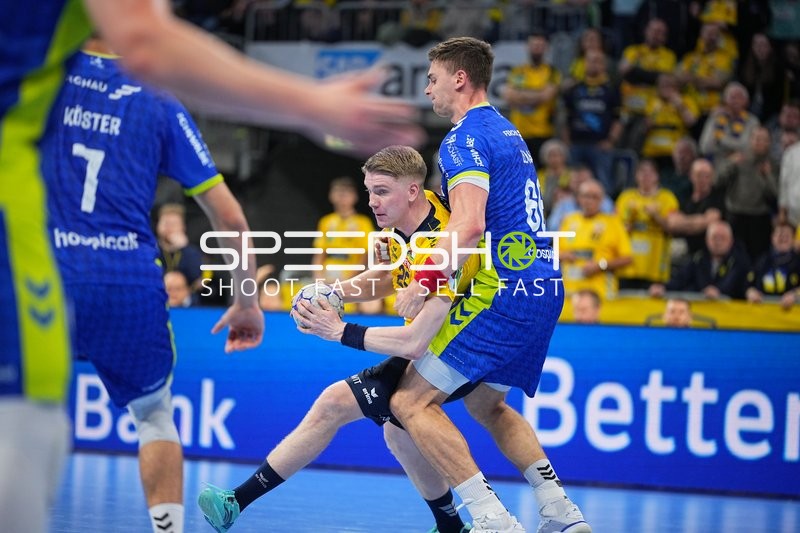 Haukur Thrastarson (25; Rhein Neckar Löwen) und Štěpán Zeman (66; VfL Gummersbach) im Zweikampf