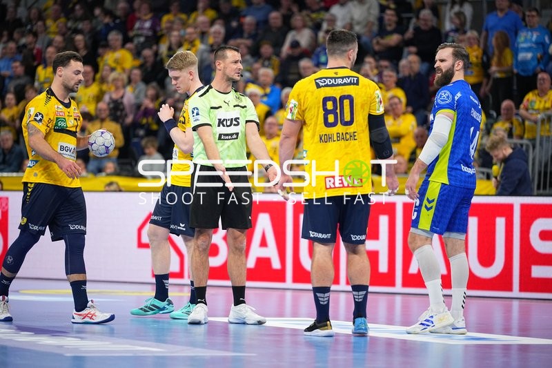 Teitur Einarsson (14; VfL Gummersbach) mit Schiedsrichter und Dani Baijens (77; Rhein Neckar Löwen), Haukur Thrastarson (25; Rhein Neckar Löwen)