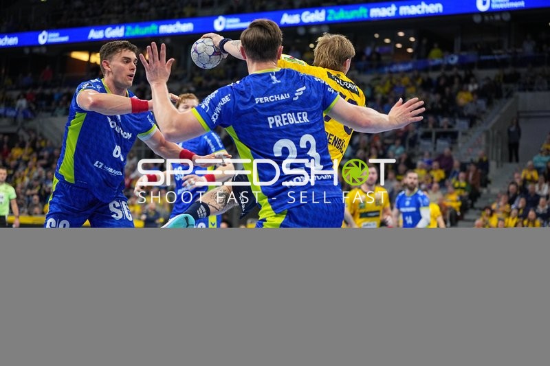 Štěpán Zeman (66; VfL Gummersbach) im Zweikampf