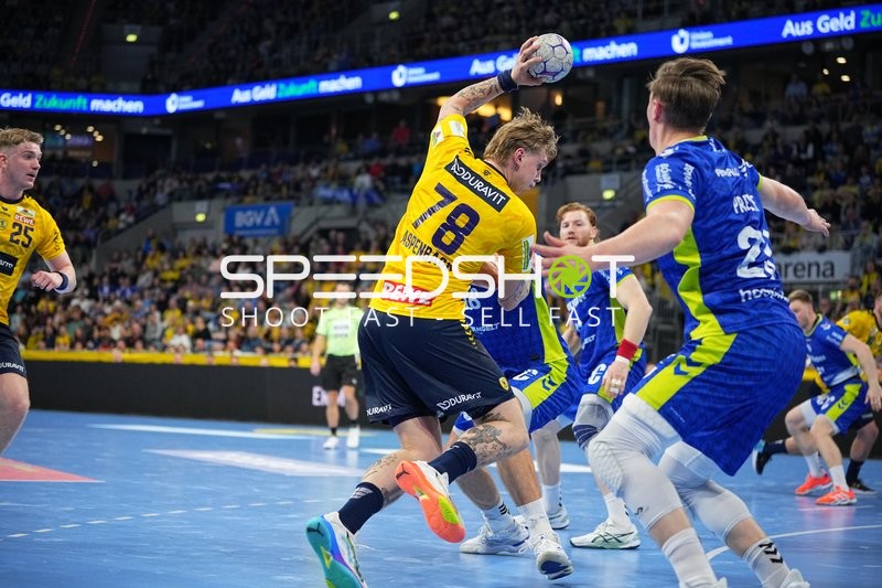 Haukur Thrastarson (25; Rhein Neckar Löwen) und Tom Kiesler (30; VfL Gummersbach) in Aktion