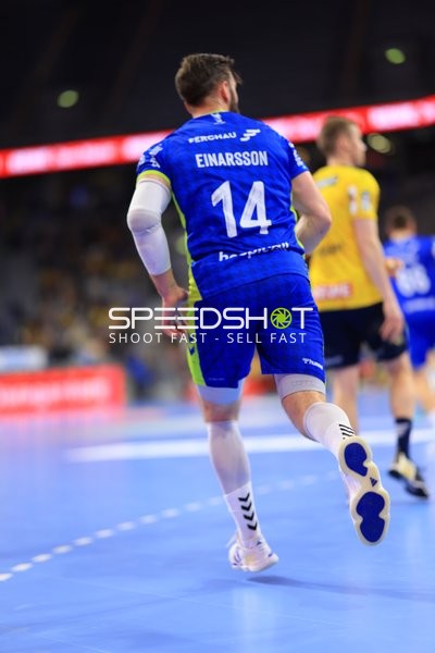 Teitur Einarsson (14; VfL Gummersbach) und Spieler von Rhein Neckar Löwen