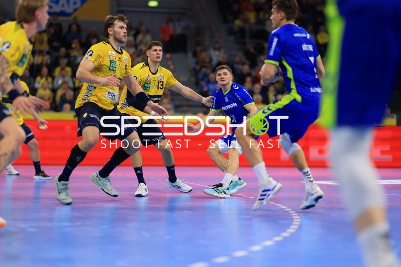 Kay Smits (31; VfL Gummersbach) im Zweikampf mit Steven Plucnar Jacobsen (9; Rhein Neckar Löwen) und Sebastian Heymann (13; Rhein Neckar Löwen)