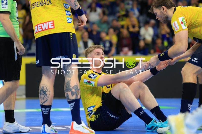 Haukur Thrastarson (25; Rhein Neckar Löwen) sitzt auf dem Boden