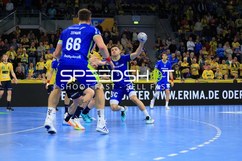 Kay Smits (31; VfL Gummersbach) mit Ball, Tim Nothdurft (28; Rhein Neckar Löwen) verteidigt