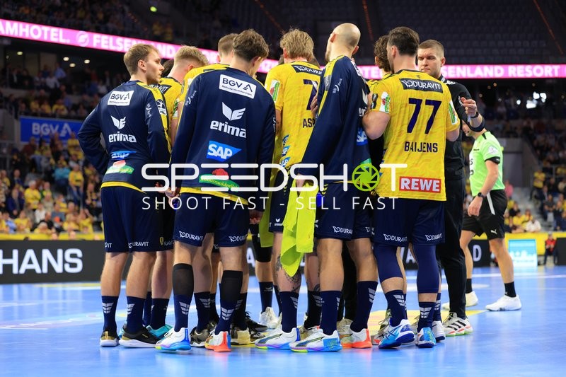 Mathias Larson (4; Rhein Neckar Löwen) und Michel Abt (997; Rhein Neckar Löwen) in Besprechung