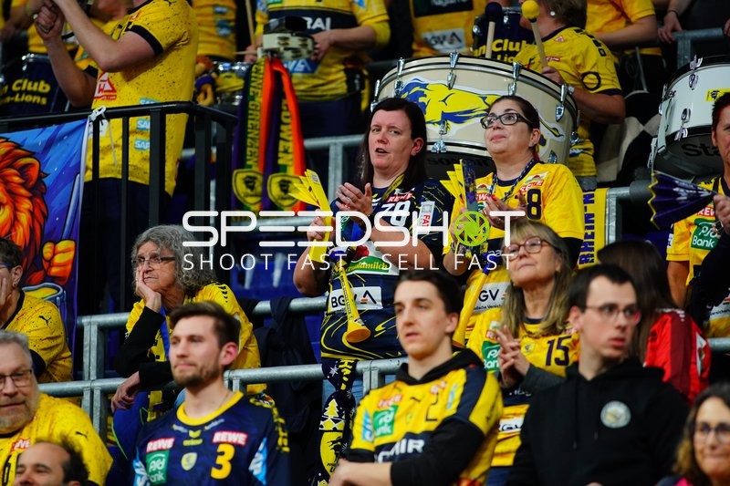 Fan-Szene in gelben Trikots