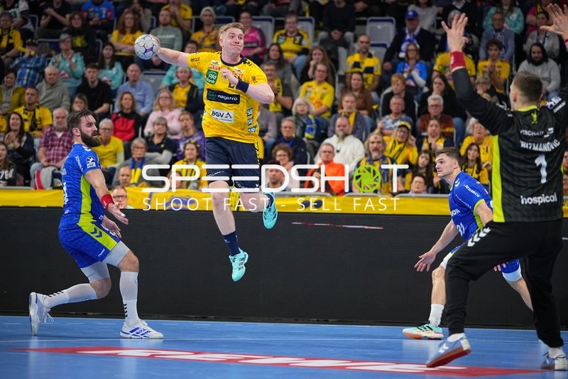 Haukur Thrastarson (25; Rhein Neckar Löwen) mit Wurf gegen Teitur Einarsson (14; VfL Gummersbach) und Kay Smits (31; VfL Gummersbach)