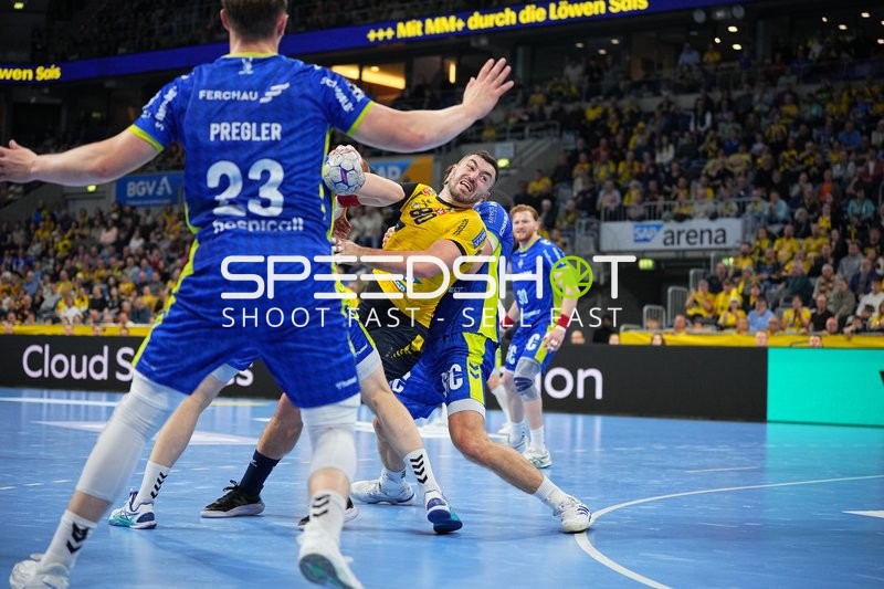 Jannik Kohlbacher (80; Rhein Neckar Löwen) und Tom Kiesler (30; VfL Gummersbach) in Zweikampf