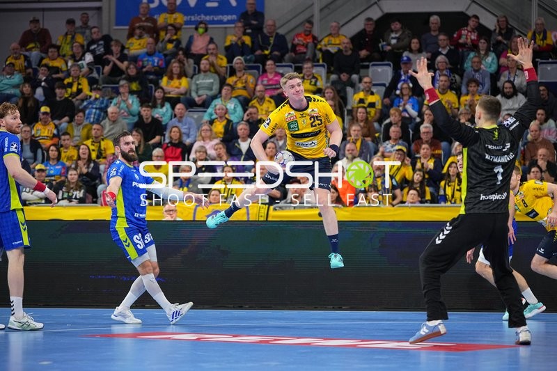 Szene mit Haukur Thrastarson (25; Rhein Neckar Löwen) und Teitur Einarsson (14; VfL Gummersbach)