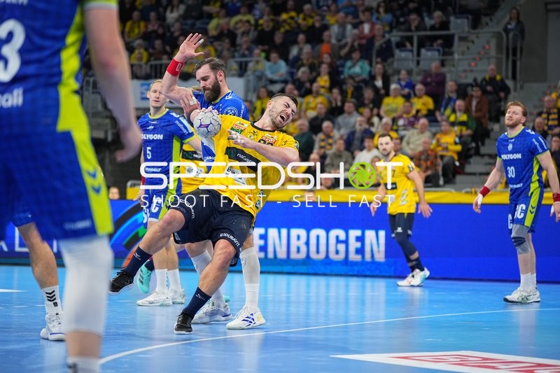 Teitur Einarsson (14; VfL Gummersbach) und Tilen Kodrin (5; VfL Gummersbach) im Zweikampf mit Tom Kiesler (30; VfL Gummersbach)