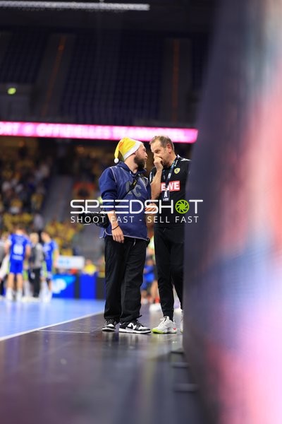 Trainer im Gespräch am Spielfeldrand