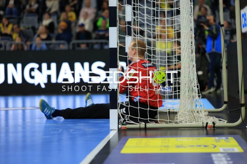 Torwart Mike Jensen (20; Rhein Neckar Löwen) sitzt im Tor