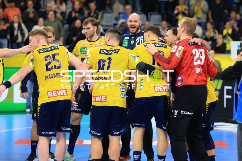 Mike Jensen (20; Rhein Neckar Löwen) und Teamkollegen feiern