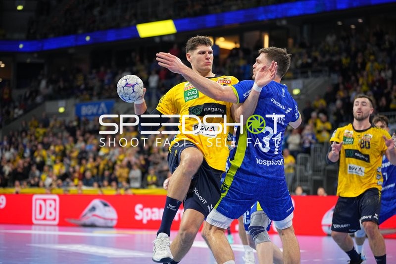 Sebastian Heymann (13; Rhein Neckar Löwen) und Jannik Kohlbacher (80; Rhein Neckar Löwen) gegen Kay Smits (31; VfL Gummersbach)