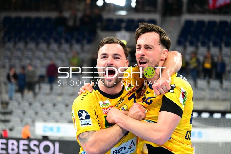 Patrick Groetzki (24; Rhein Neckar Löwen) und Dani Baijens (77; Rhein Neckar Löwen) feiern