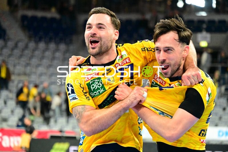 Dani Baijens (77; Rhein Neckar Löwen) und Patrick Groetzki (24; Rhein Neckar Löwen) feiern