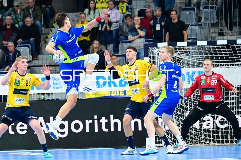 Ellidi Vidarsson (4; VfL Gummersbach) mit Wurf vor Sebastian Heymann (13; Rhein Neckar Löwen), Haukur Thrastarson (25; Rhein Neckar Löwen) und 29; VfL Gummersbach