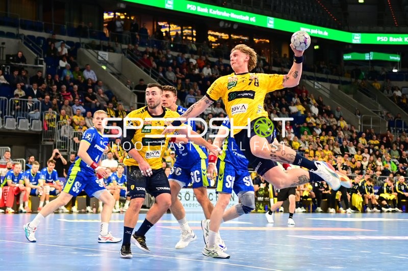 Edwin Aspenbäck (78; Rhein Neckar Löwen) mit Ball in Aktion