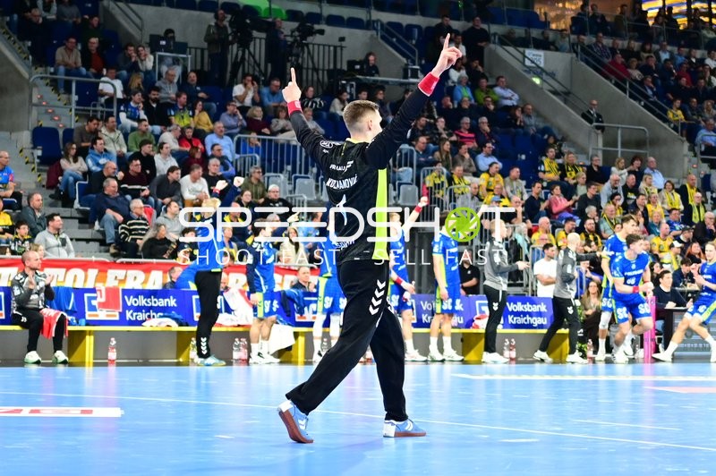 Dominik Kuzmanović (1; VfL Gummersbach) jubelt mit erhobenen Armen