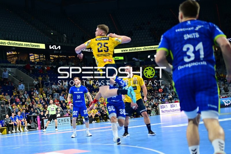 Jannik Kohlbacher (80; Rhein Neckar Löwen) und Tom Kiesler (30; VfL Gummersbach) in Aktion