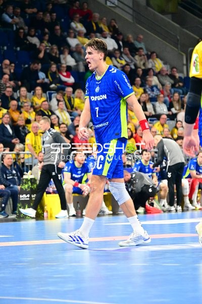 Julian Köster (7; VfL Gummersbach) in Aktion