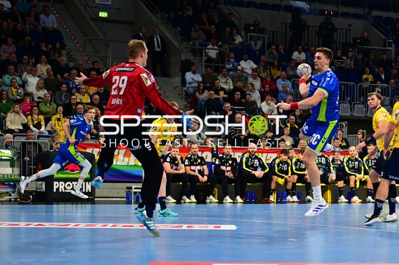 Štěpán Zeman (66; VfL Gummersbach) mit Ball in Aktion