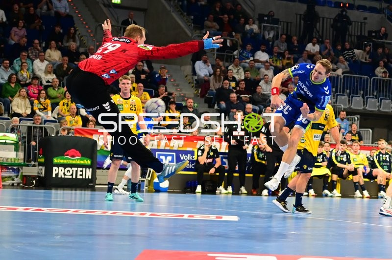 Szene mit Tilen Kodrin (5; VfL Gummersbach), Haukur Thrastarson (25; Rhein Neckar Löwen) und Patrick Jahnke (996; Rhein Neckar Löwen)