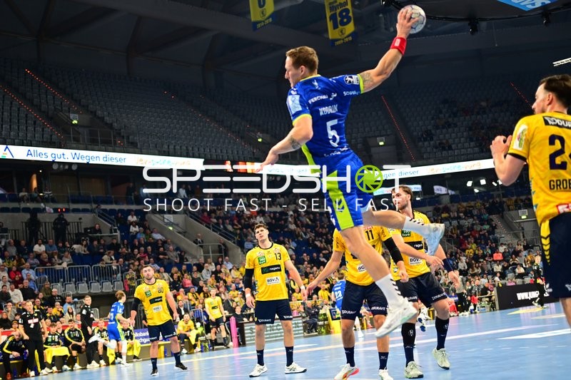 Jannik Kohlbacher (80; Rhein Neckar Löwen) springt zum Wurf