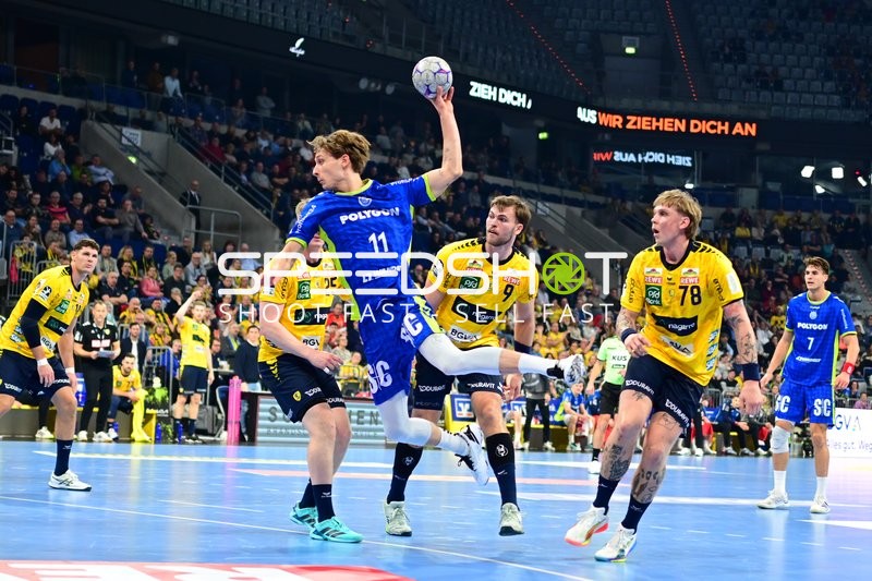 Edwin Aspenbäck (78; Rhein Neckar Löwen) und Mathis Häseler (11; VfL Gummersbach) in Aktion