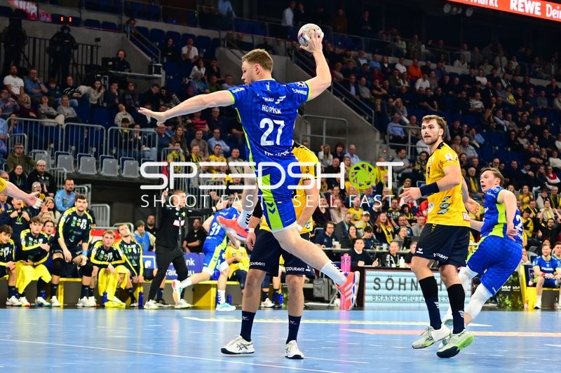 Kristjan Horžen (27; VfL Gummersbach) mit Ball in Aktion