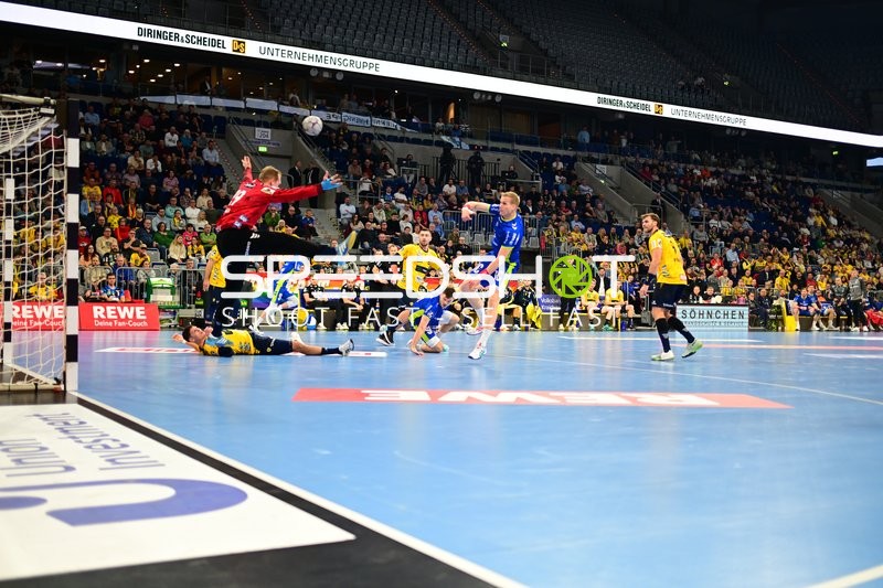 Szene mit Mike Jensen (20; Rhein Neckar Löwen) und Bertram Obling (16; VfL Gummersbach)