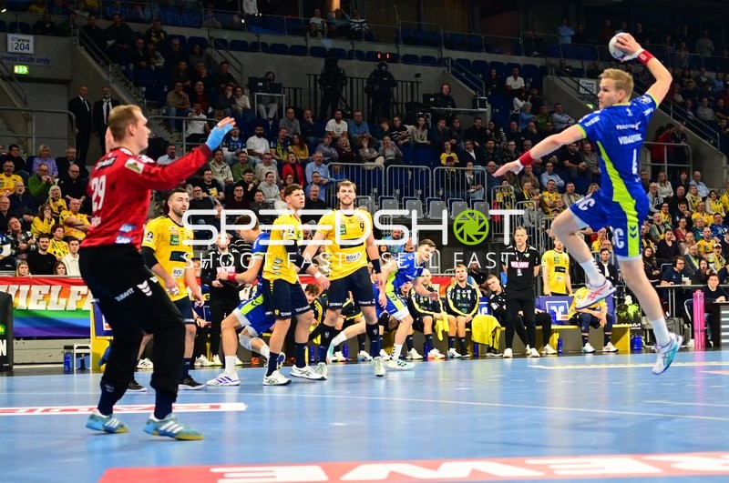 31; Rhein Neckar Löwen springt zum Wurf