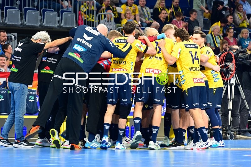 Dani Baijens (77; Rhein Neckar Löwen) in Teamkreis