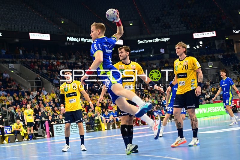 Edwin Aspenbäck (78; Rhein Neckar Löwen) und Julian Köster (7; VfL Gummersbach) in Aktion