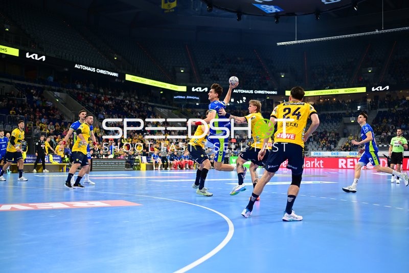 Štěpán Zeman (66; VfL Gummersbach) mit Ball, Jannik Kohlbacher (80; Rhein Neckar Löwen) verteidigt