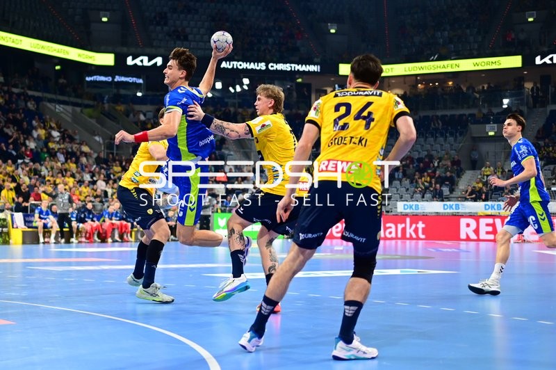 Miro Schluroff (15; VfL Gummersbach) mit Wurf gegen 24; Unbekannt und Steven Plucnar Jacobsen (9; Rhein Neckar Löwen)