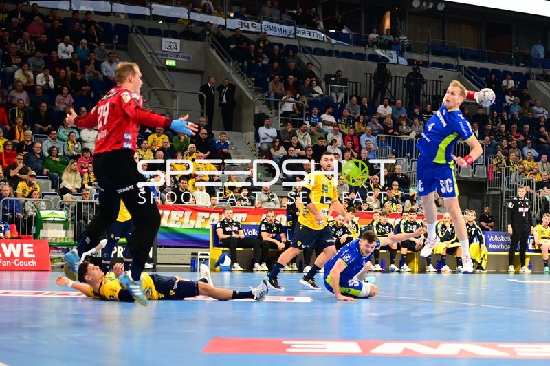 Szene mit David Späth (29; Rhein Neckar Löwen) und Jannik Kohlbacher (80; Rhein Neckar Löwen)