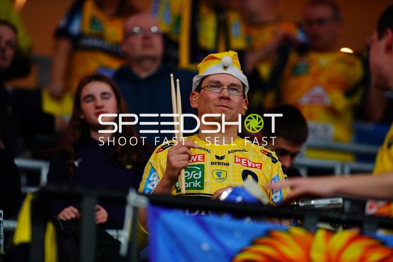 Fan-Szene in gelben Trikots