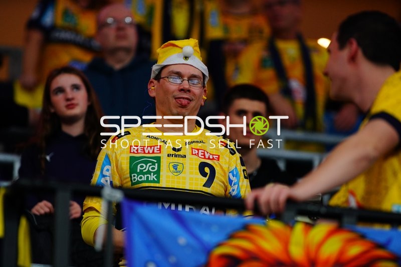 Fan in gelbem Trikot mit Nr. 9