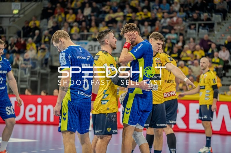 Jannik Kohlbacher (80; Rhein Neckar Löwen) und Sebastian Heymann (13; Rhein Neckar Löwen) mit Tilen Kodrin (5; VfL Gummersbach)