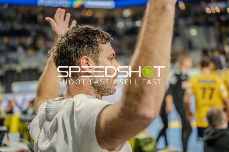 Person mit erhobenen Armen