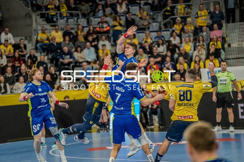 Julian Köster (7; VfL Gummersbach) und 30; Rhein Neckar Löwen im Zweikampf